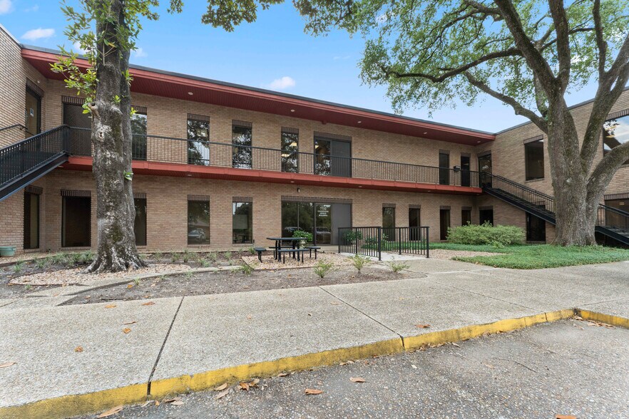 More Photos Of 7732 Goodwood Blvd, Baton Rouge Office Residential For Sale
