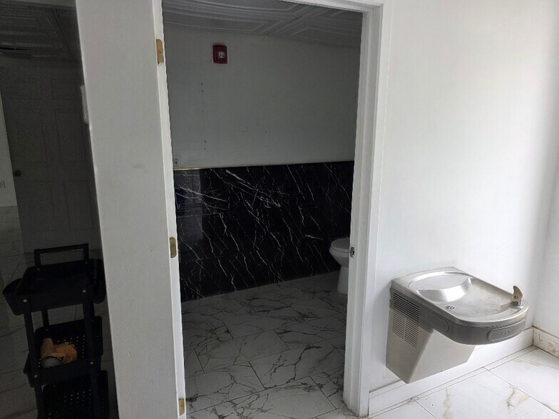 More Photos Of 983-985 Church St, Baldwin Storefront Retail Office For Lease