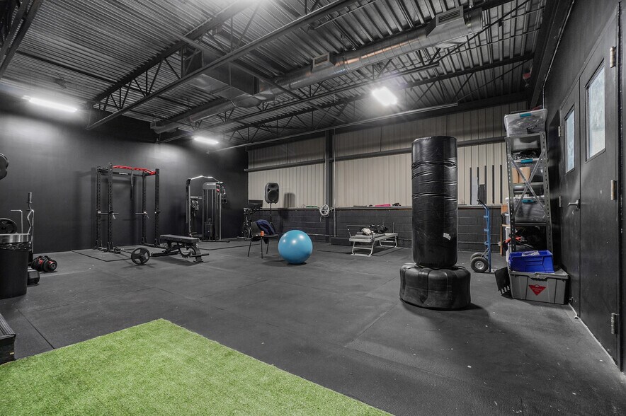 More Photos Of 2351 Boul Fernand-Lafontaine, Longueuil Manufacturing For Sale