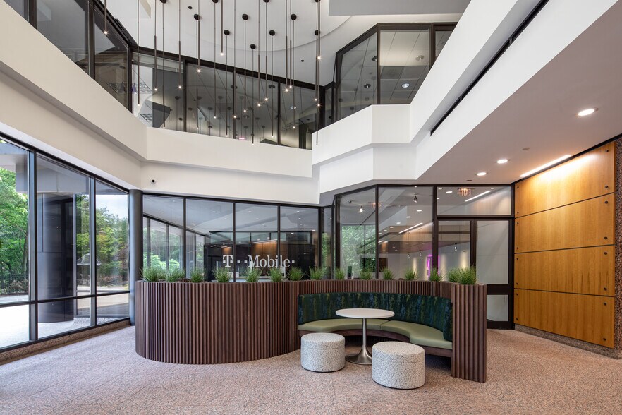 More Photos Of 2 Ravinia Dr, Atlanta Office For Lease