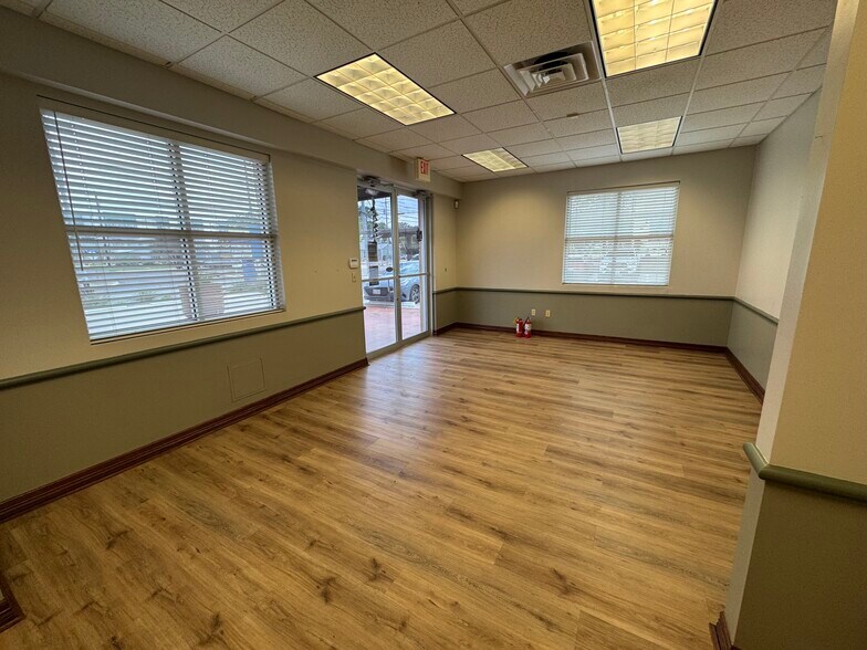 More Photos Of 306 W Sunset Rd, San Antonio Office For Lease
