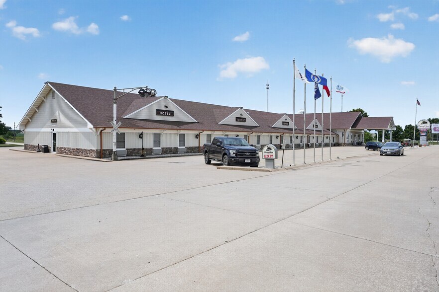 More Photos Of 1245 N Brown St, La Plata Hotel For Sale
