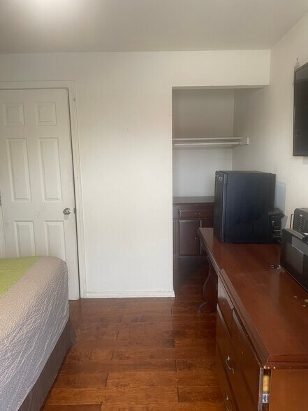 More Photos Of 405 W Jackson St, El Campo Hotel For Sale