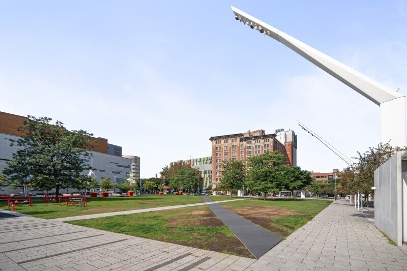 More Photos Of 20 Boul de Maisonneuve O, Montréal Apartments For Lease