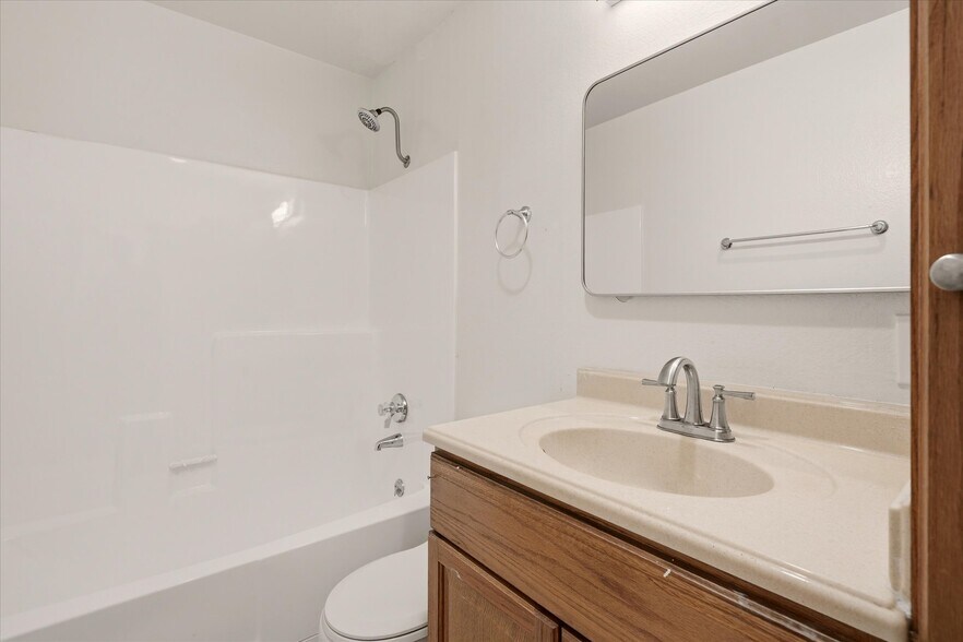 More Photos Of 13801 Yukon Ave, Hawthorne Apartments For Sale