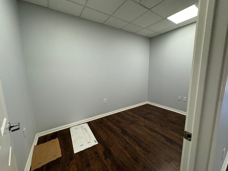 More Photos Of 115 Main st, Italy Office For Sale