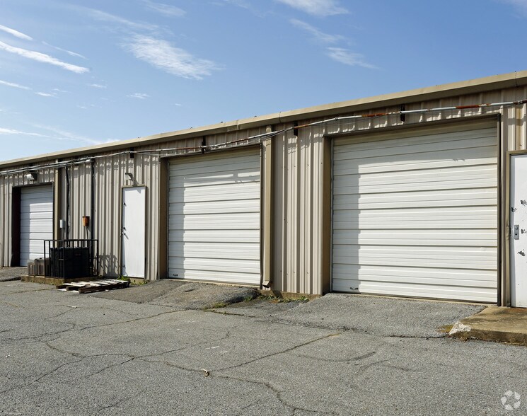 More Photos Of 5210 Pleasant View Rd, Memphis Showroom For Lease