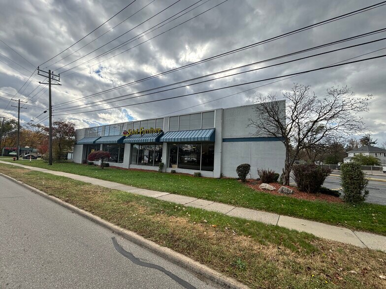More Photos Of 32315 Grand River Ave, Farmington Freestanding For Lease