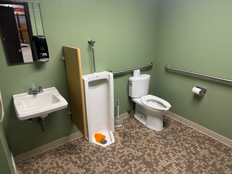 More Photos Of 1434 Progress Ln, Omro Distribution For Lease