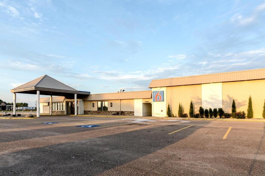 More Photos Of 4817 S Lincoln Ave, York Hotel For Sale