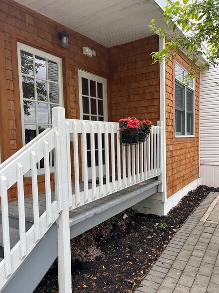 More Photos Of 1550 Lewis Center Rd, Lewis Center Freestanding For Sale