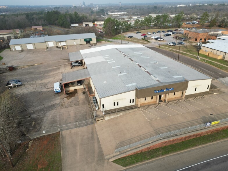 More Photos Of 301 S Southeast Loop 323, Tyler Showroom For Lease