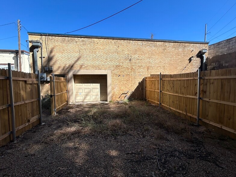 More Photos Of 121 S Glenwood Blvd, Tyler Storefront For Sale