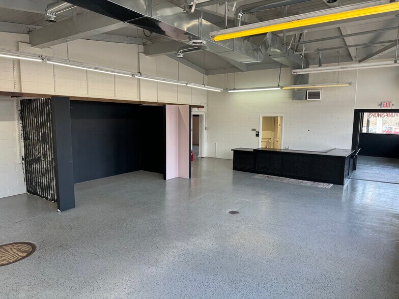 More Photos Of 5 S Madison St, Oswego Storefront Retail Office For Lease