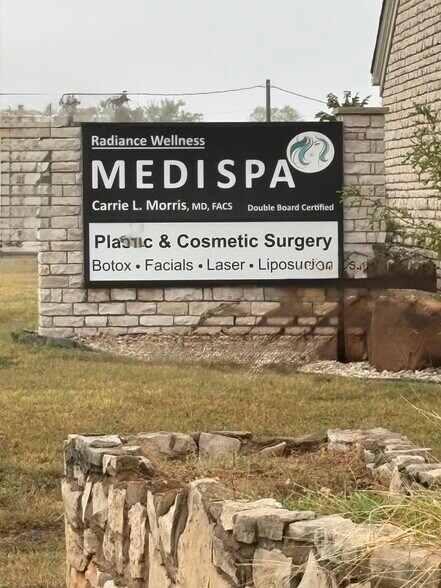 More Photos Of 606 S Harbor Ct, Granbury Office For Lease