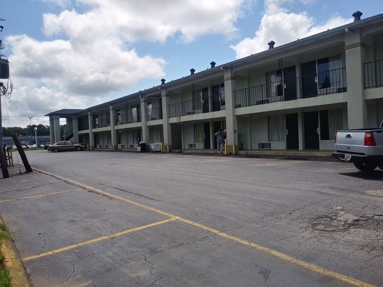 More Photos Of 1709 N Expressway, Griffin Hotel For Sale