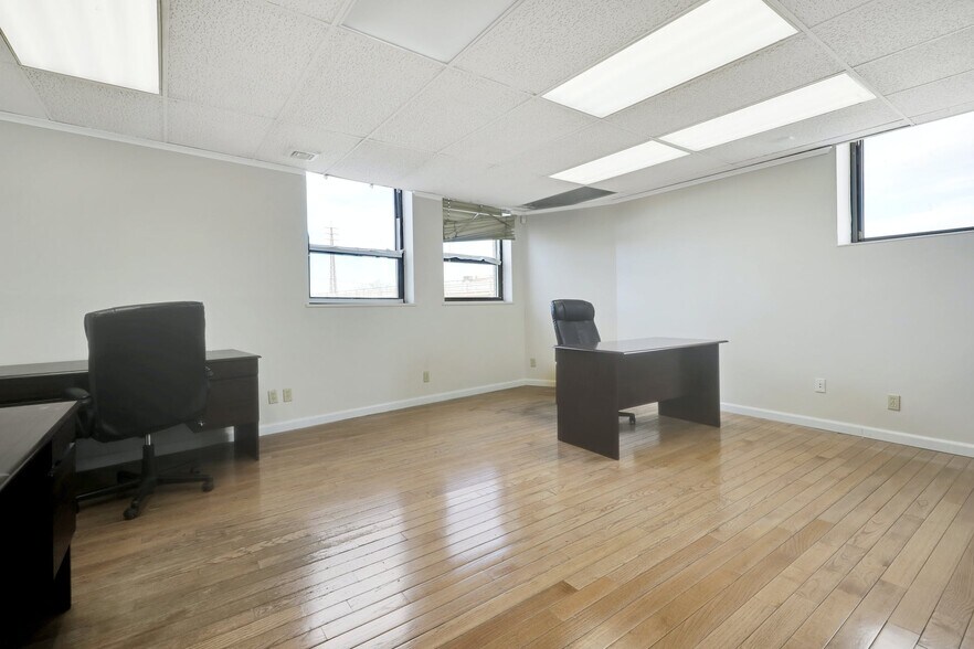 More Photos Of 55 Atlantic Ave, Lynbrook Office For Lease