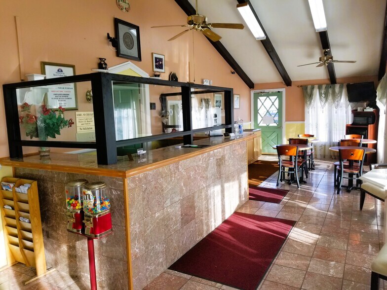 More Photos Of 1617 N Summit St, Arkansas City Hotel For Sale