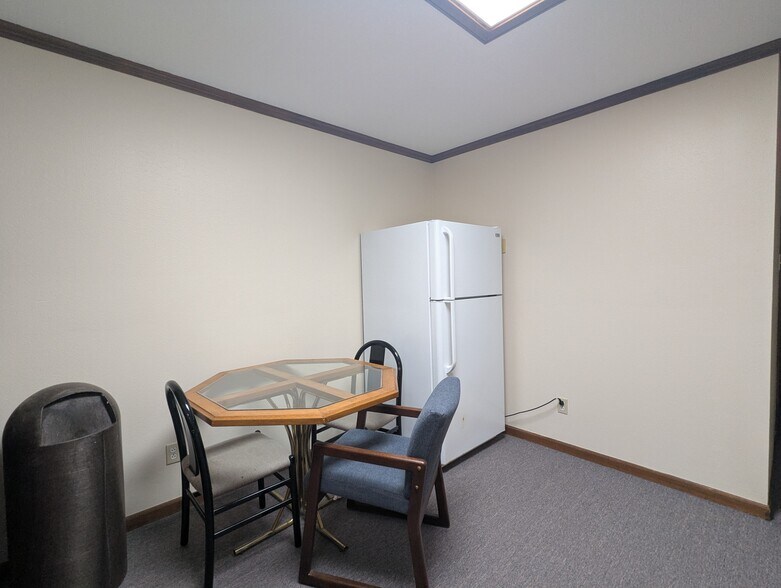 More Photos Of 8141 Gladys Ave, Beaumont Office For Lease