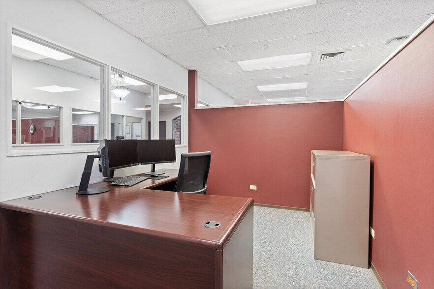 More Photos Of 2201 W Congress St, Lafayette Office For Sale