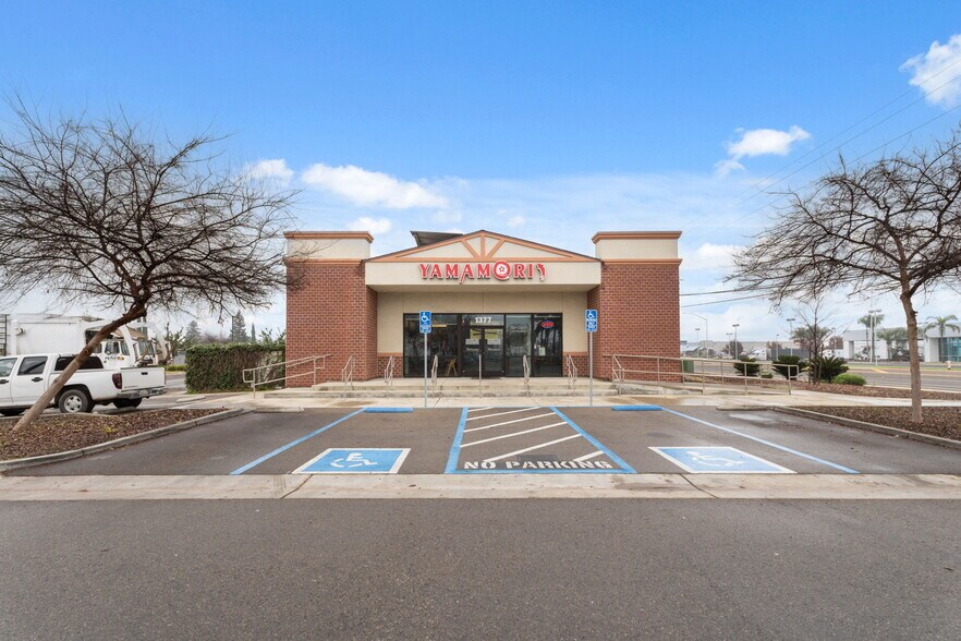 More Photos Of 1377 W El Monte Way, Dinuba Restaurant For Lease