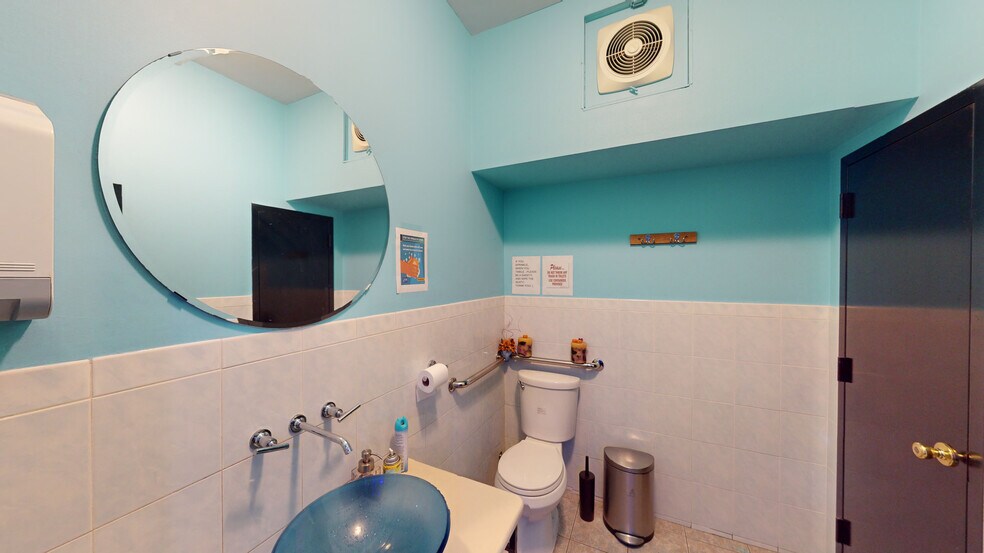 More Photos Of 842 Manhattan Ave, Brooklyn Storefront For Lease