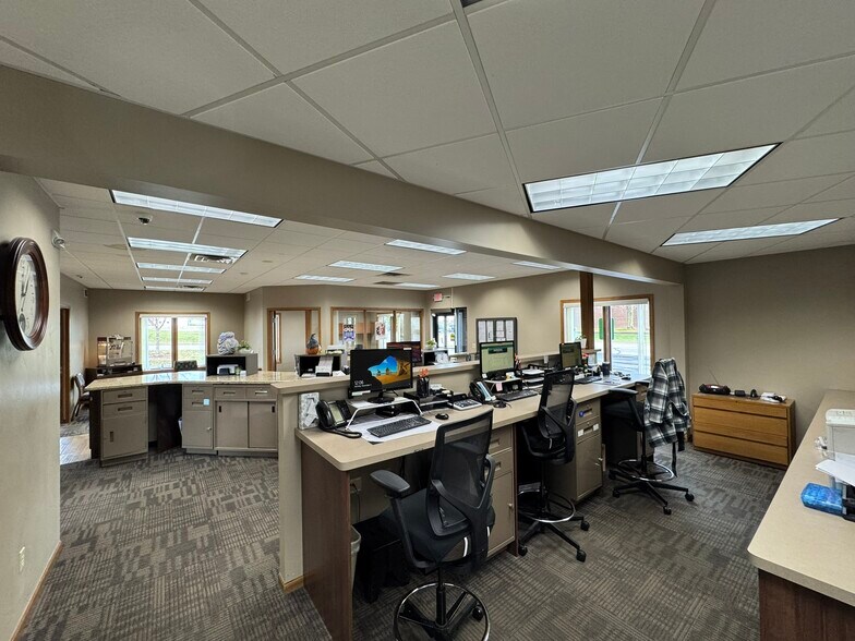 More Photos Of 1501 N Casaloma Dr, Appleton Bank For Sale