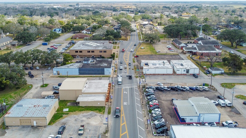 More Photos Of 120 E Mulberry St, Angleton Auto Dealership For Sale