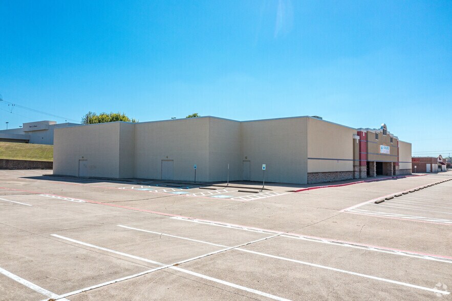 More Photos Of 6801 Ridgmar Meadow Rd, Fort Worth Freestanding For Sale