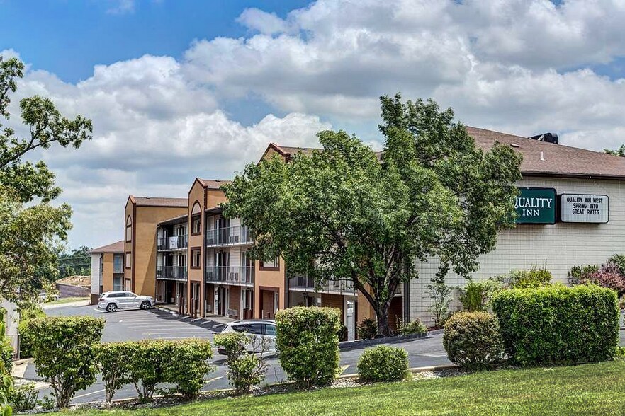 More Photos Of 3601 Shepherd of the Hills Expy, Branson Hotel For Sale