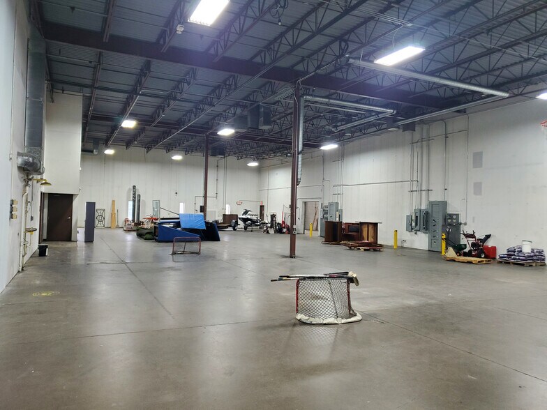 More Photos Of 301-303 W County Rd E2, New Brighton Manufacturing For Sale