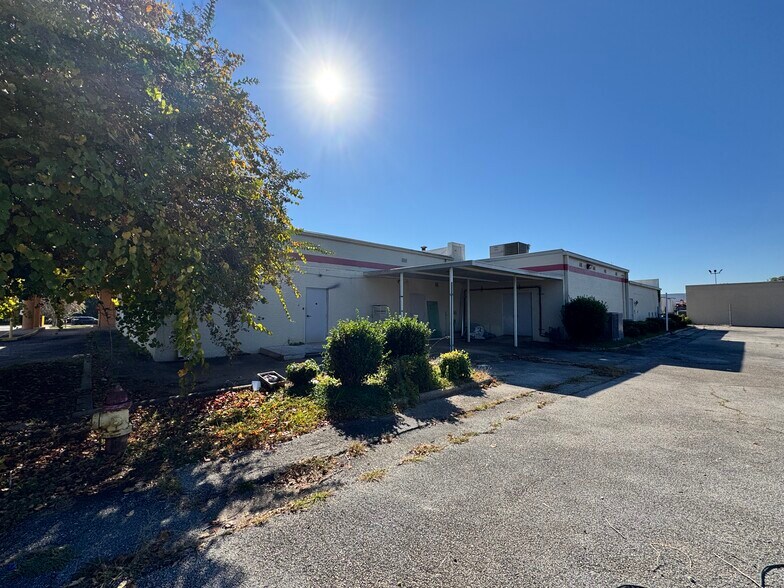 More Photos Of 421 N Gilmer Ave, Lanett General Retail For Sale