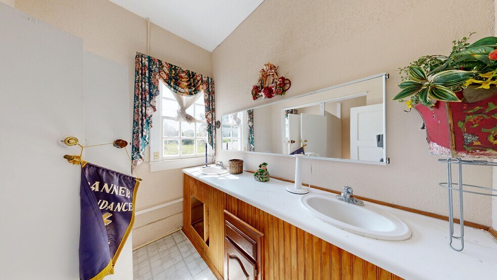 More Photos Of 1107 Spring St, Hot Springs Flex For Lease