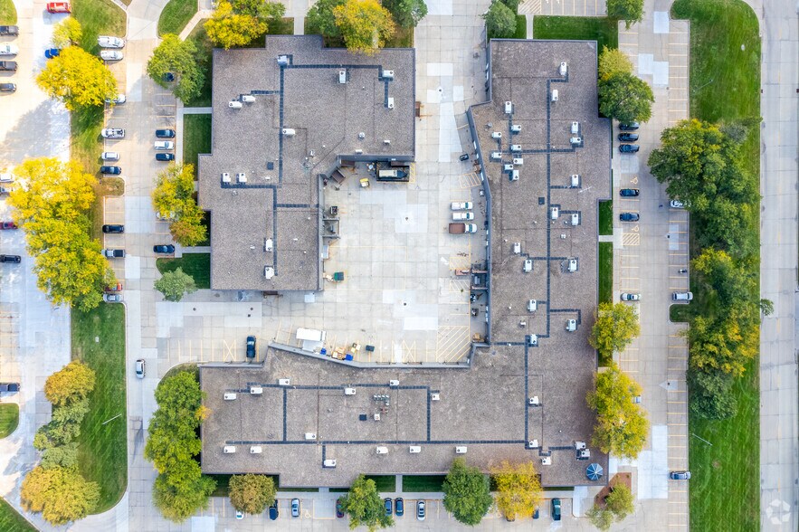 More Photos Of 11300-11398 Aurora Ave, Urbandale Flex For Lease