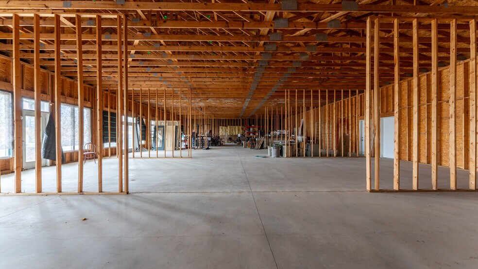 More Photos Of 4466 Horseshoe Bend Pky, Village Of Four Seasons General Retail For Sale