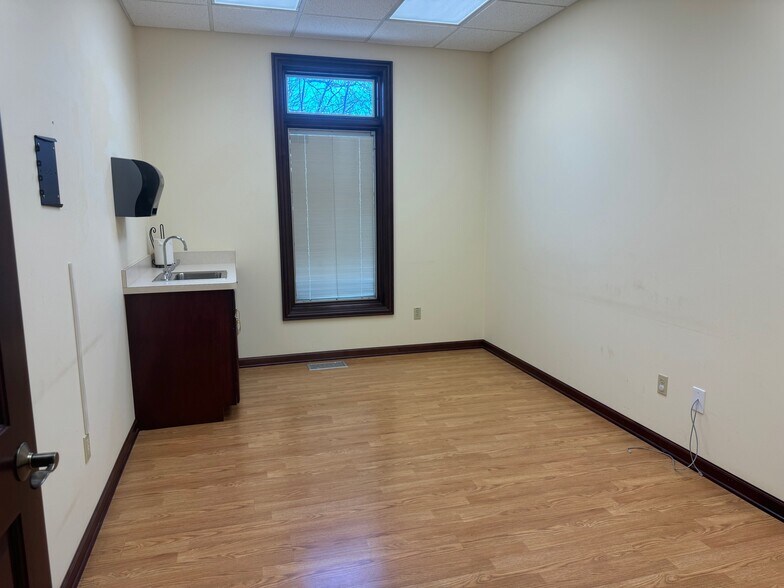 More Photos Of 181 S Lincolnway, North Aurora Medical For Sale