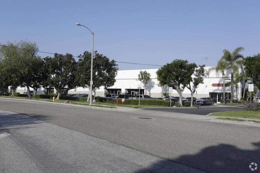 More Photos Of 12707 Rives Ave, Downey Warehouse For Lease