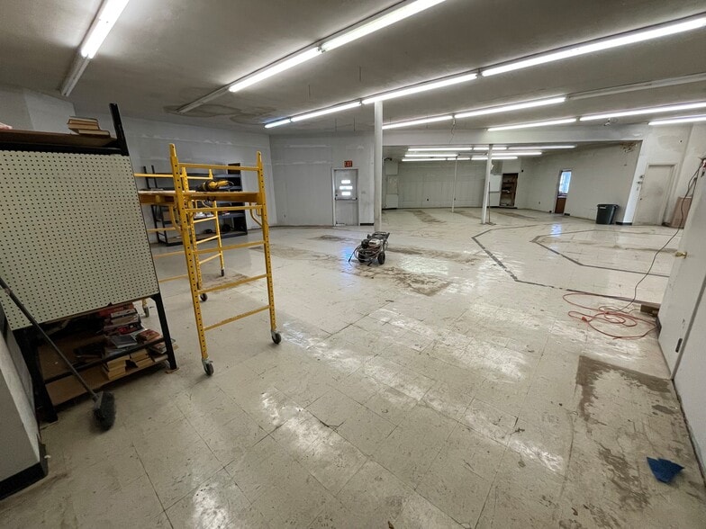 More Photos Of 130 W 3rd St, Waynesboro Light Distribution For Lease