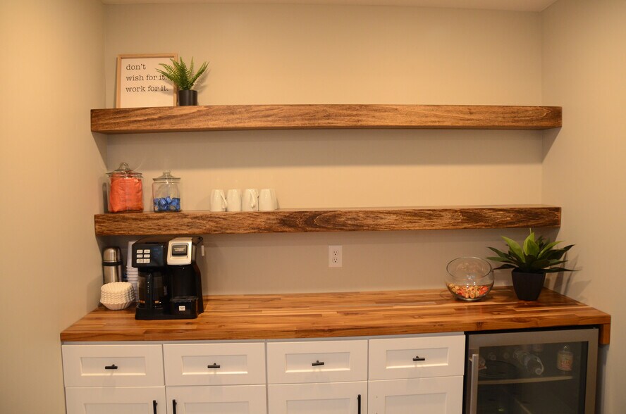More Photos Of 21866 Williams Cir, Gretna Warehouse For Lease
