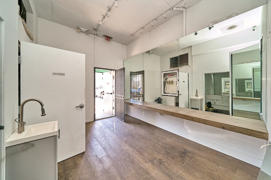 More Photos Of 112-122 S Robertson Blvd, Los Angeles Storefront Retail Office For Sale