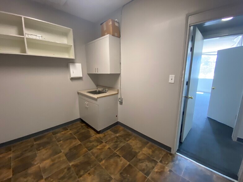 More Photos Of 664 E Regent St, Inglewood Office For Lease