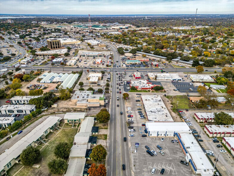 More Photos Of 929-941 Lake Air Dr, Waco Storefront For Lease