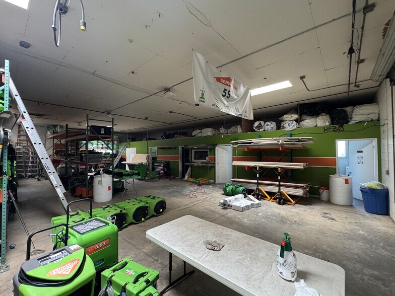 More Photos Of 215 W Ash St, Fallbrook Light Distribution For Lease