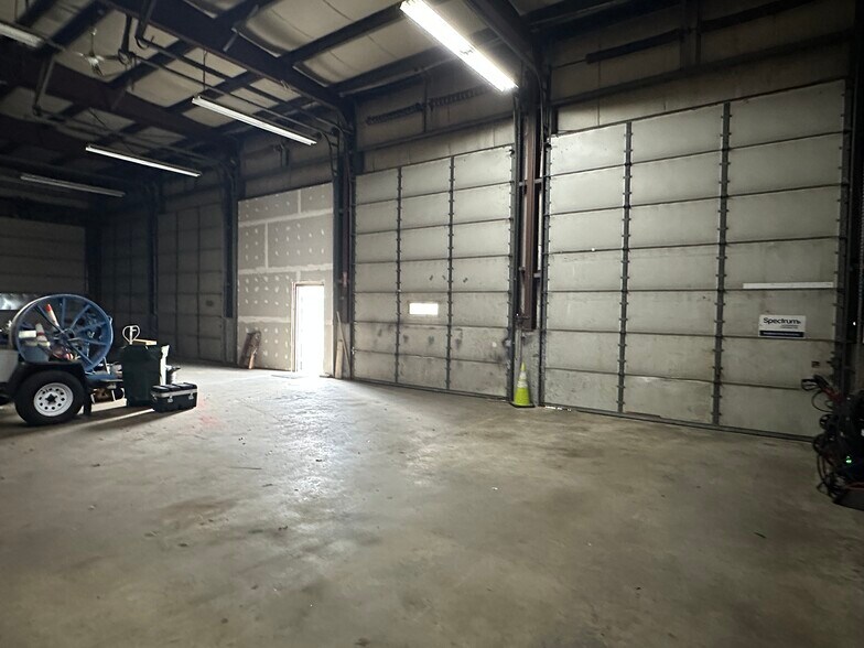 More Photos Of 1635 Page Blvd, Springfield Service For Lease