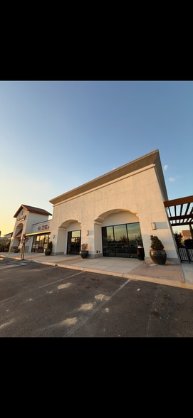 Primary Photo Of 9815 Panama Ln, Bakersfield Storefront For Lease