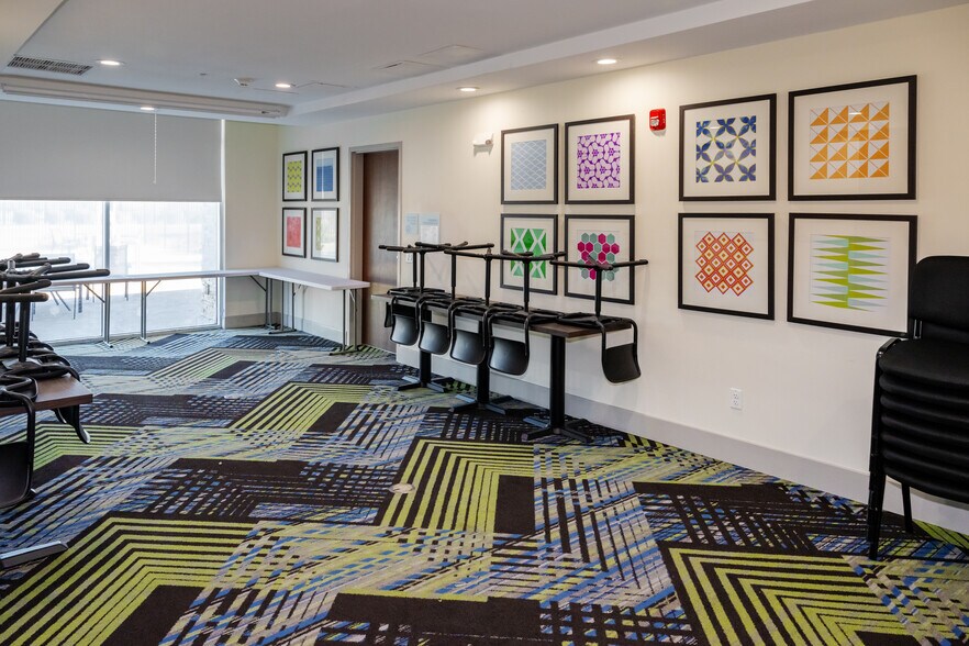 More Photos Of 650 W Wells St, Blythe Hotel For Sale