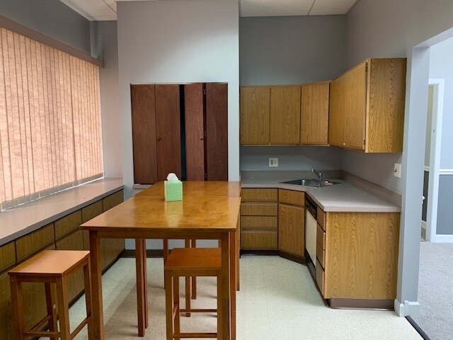 More Photos Of 345 Memorial Dr, Crystal Lake Showroom For Sale