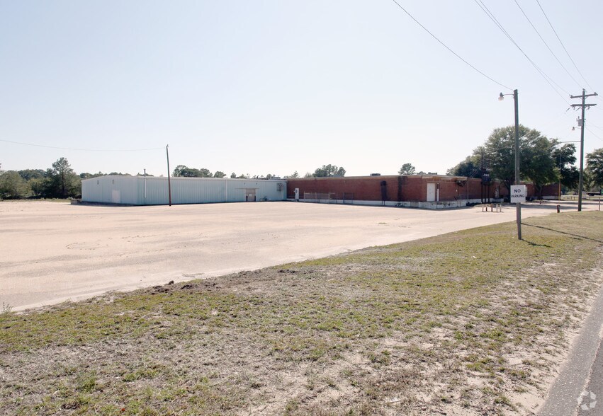 More Photos Of 100 Ivan Dr, Fayetteville Warehouse For Lease