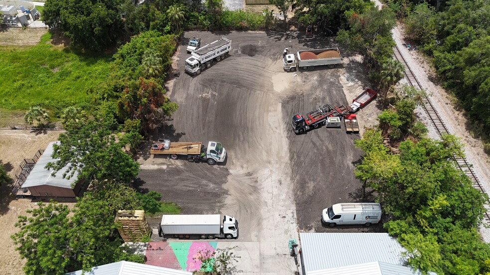 More Photos Of 2705 E Hanna Ave, Tampa Warehouse For Lease