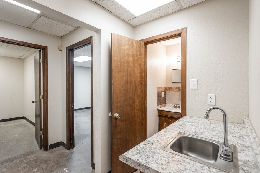 More Photos Of 1304A Dayton Rd, Midland Warehouse For Lease